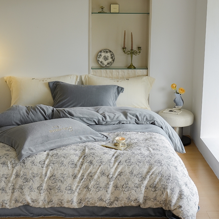 91家纺网 家纺一手货源 找家纺 秀色家纺 2025新款轻奢高级感牛奶绒床上四件套提花蝴蝶流苏保暖被套秋冬季加厚 蝴蝶飞-高级灰