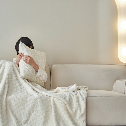 91家纺网 家纺一手货源 找家纺 秀色家纺 2025新款A类双面300g兔毛加厚冬季盖毯沙发毯子办公室午睡小绒毯 朵拉杏花粉