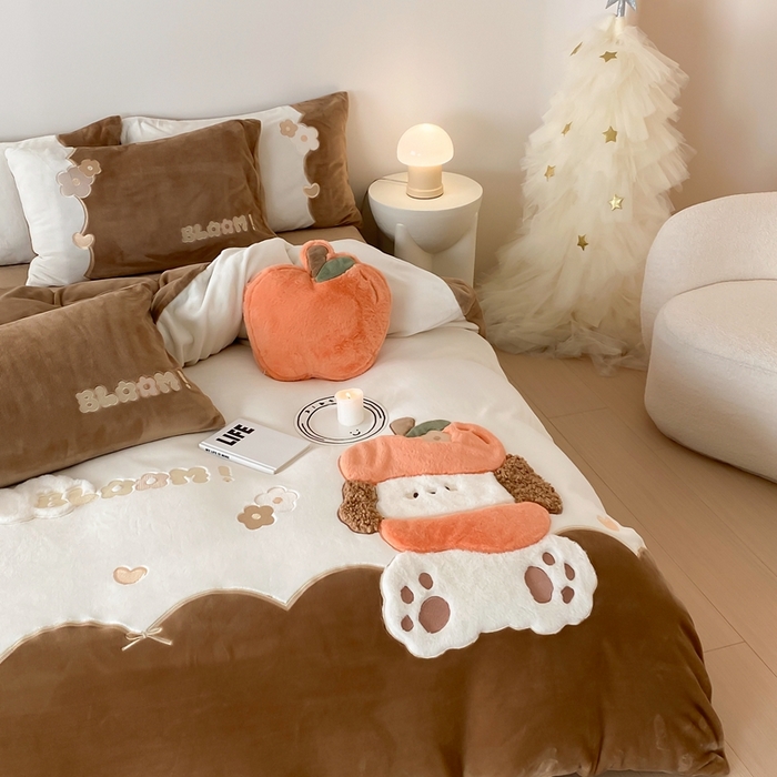 91家纺网 家纺一手货源 找家纺 朗莎家纺 2024新款230g高克重贴布绣牛奶绒四件套 萍果狗