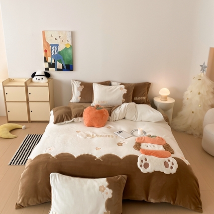 91家纺网 家纺一手货源 找家纺 （总）朗莎家纺 2024新款230g高克重贴布绣牛奶绒四件套