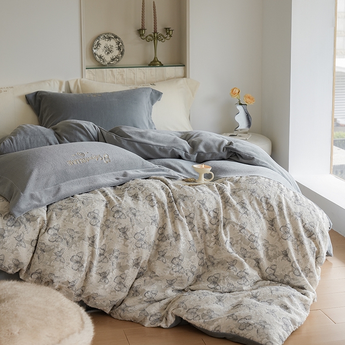 91家纺网 家纺一手货源 找家纺 秀色家纺 2025新款轻奢高级感牛奶绒床上四件套提花蝴蝶流苏保暖被套秋冬季加厚 蝴蝶飞-高级灰