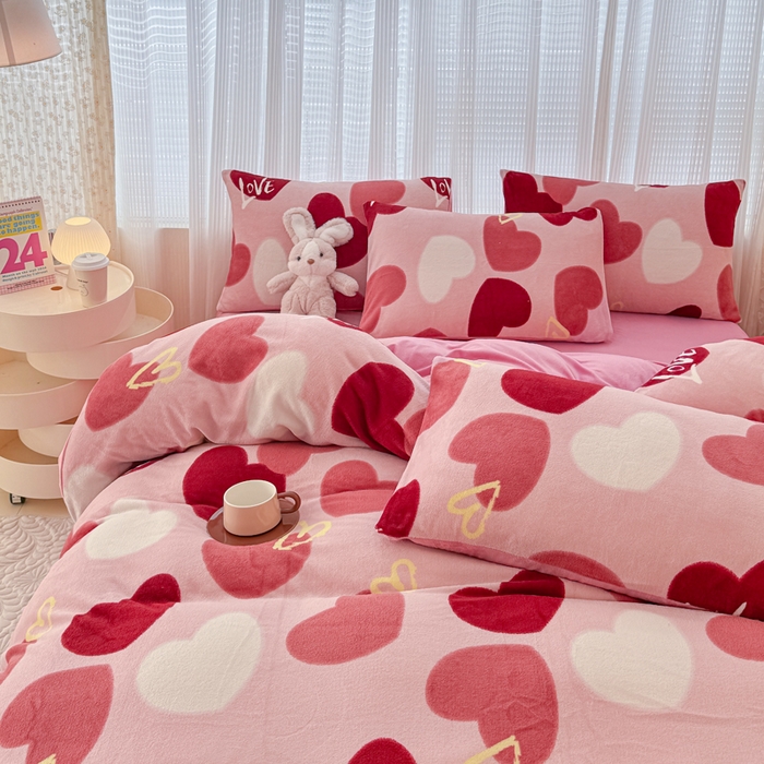 91家纺网 家纺一手货源 找家纺 仟网汇 2024直播爆款跑量牛奶绒四件套 红爱心