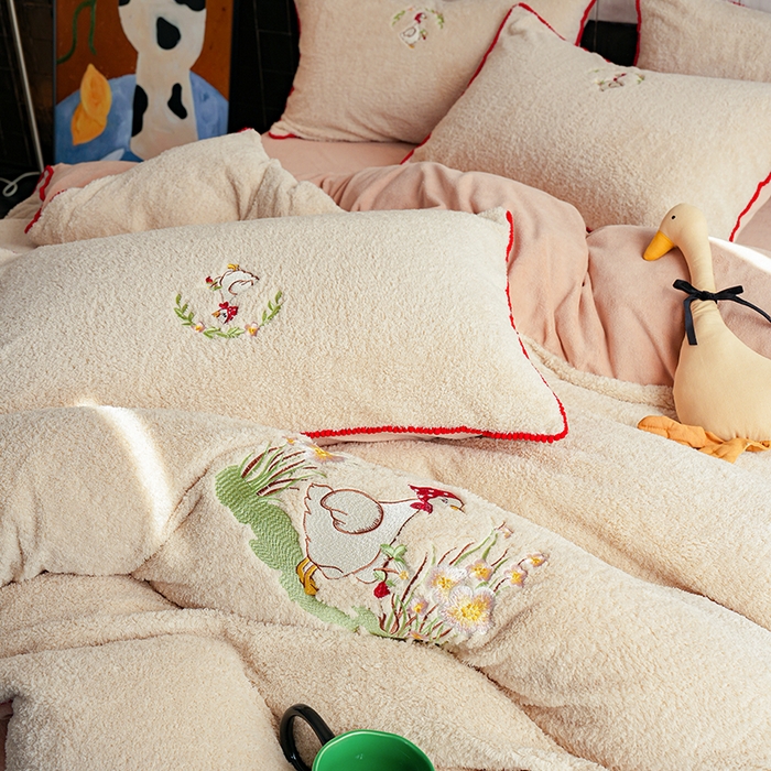 91家纺网 家纺一手货源 找家纺 秀色家纺 2025新款卡通风可爱少女心绵羊绒牛奶绒四件套加厚保暖秋冬季法兰绒刺绣被套 懒鹅