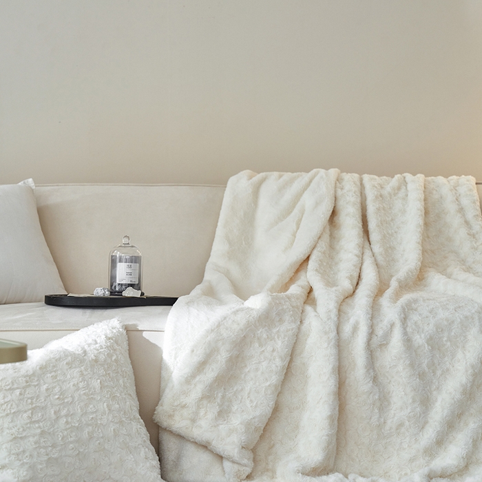 91家纺网 家纺一手货源 找家纺 秀色家纺 2025新款A类双面300g兔毛加厚冬季盖毯沙发毯子办公室午睡小绒毯 朵拉奶油白