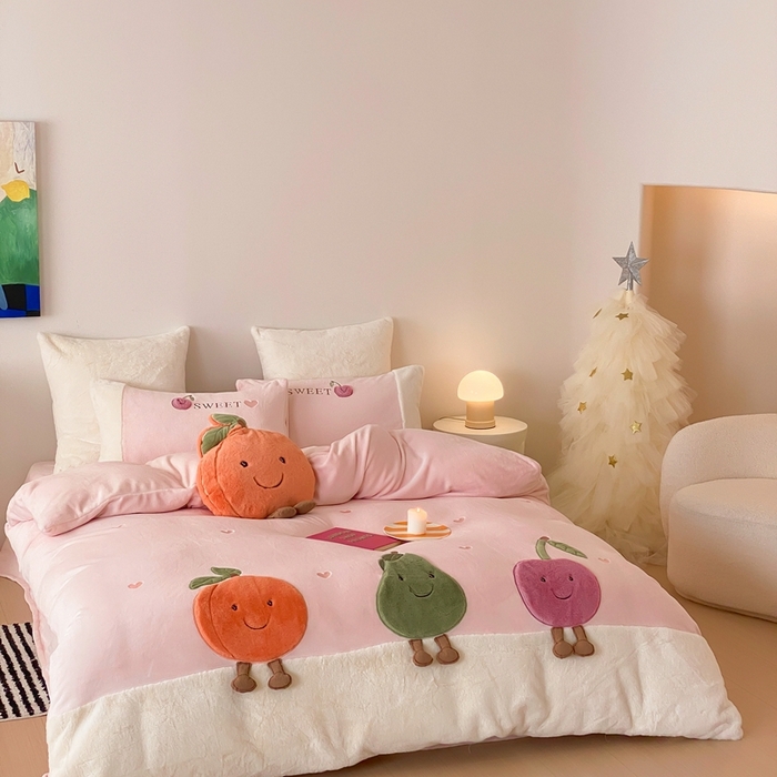 91家纺网 家纺一手货源 找家纺 朗莎家纺 2024新款230g高克重贴布绣牛奶绒四件套 水果派对