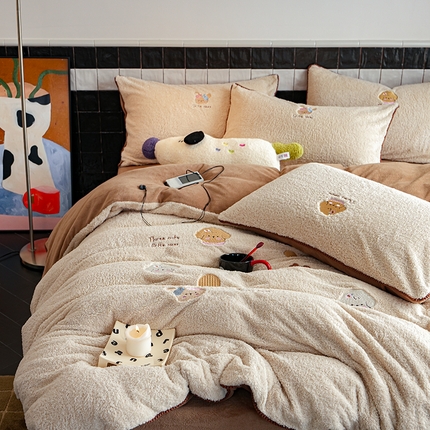 91家纺网 家纺一手货源 找家纺 秀色家纺 2025新款卡通风可爱少女心绵羊绒牛奶绒四件套加厚保暖秋冬季法兰绒刺绣被套 快乐一家