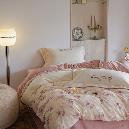 91家纺网 家纺一手货源 找家纺 （总）秀色家纺 2025新款轻奢高级感牛奶绒床上四件套提花蝴蝶流苏保暖被套秋冬季加厚