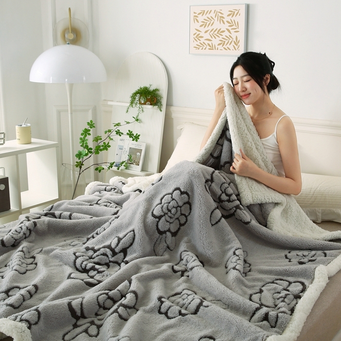 91家纺网 家纺一手货源 找家纺 巴木赫 2024新款提花朵朵绒双层羊羔绒毯 浅灰