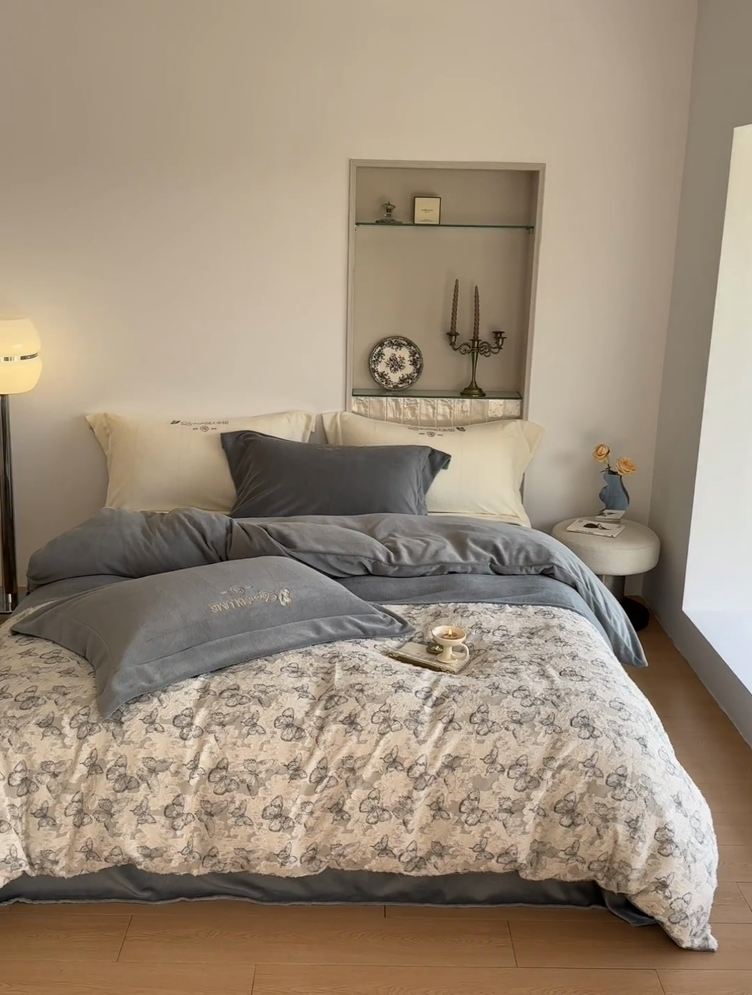 91家纺网 家纺一手货源 找家纺 秀色家纺 2025新款轻奢高级感牛奶绒床上四件套提花蝴蝶流苏保暖被套秋冬季加厚 蝴蝶飞-高级灰