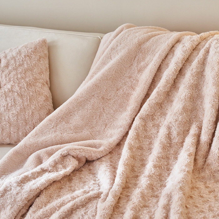 91家纺网 家纺一手货源 找家纺 秀色家纺 2025新款A类双面300g兔毛加厚冬季盖毯沙发毯子办公室午睡小绒毯 朵拉杏花粉