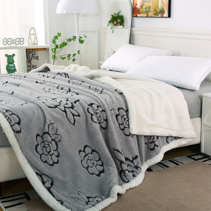 91家纺网 家纺一手货源 找家纺 巴木赫 2024新款提花朵朵绒双层羊羔绒毯 浅灰