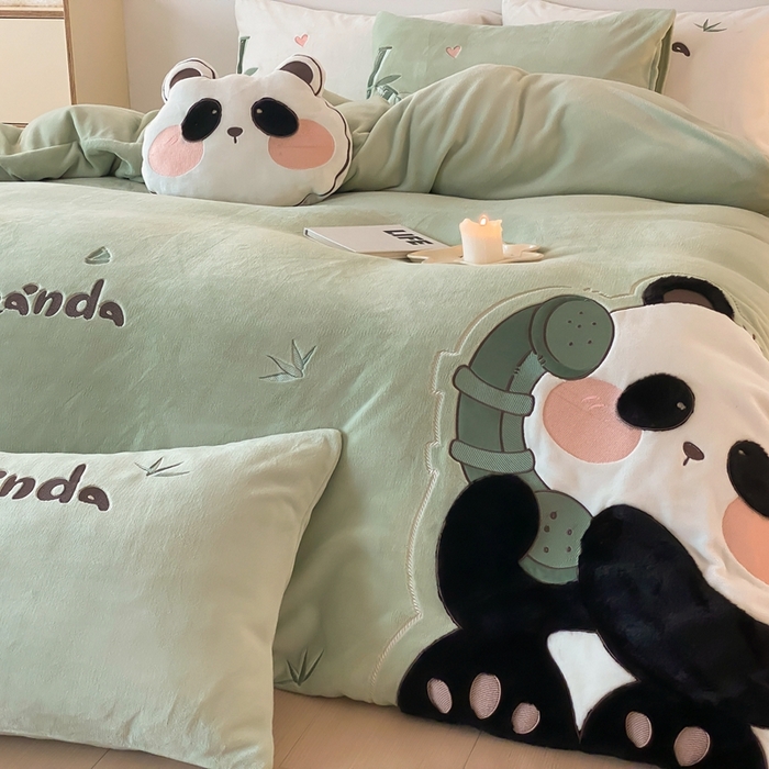 91家纺网 家纺一手货源 找家纺 朗莎家纺 2024新款230g高克重贴布绣牛奶绒四件套 喜宝熊猫
