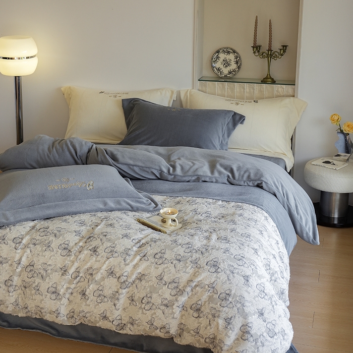 91家纺网 家纺一手货源 找家纺 秀色家纺 2025新款轻奢高级感牛奶绒床上四件套提花蝴蝶流苏保暖被套秋冬季加厚 蝴蝶飞-高级灰