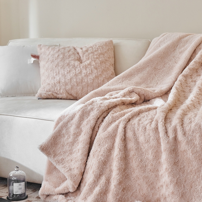 91家纺网 家纺一手货源 找家纺 秀色家纺 2025新款A类双面300g兔毛加厚冬季盖毯沙发毯子办公室午睡小绒毯 朵拉杏花粉