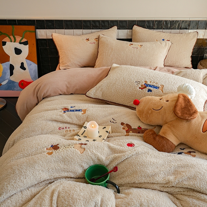 91家纺网 家纺一手货源 找家纺 秀色家纺 2025新款卡通风可爱少女心绵羊绒牛奶绒四件套加厚保暖秋冬季法兰绒刺绣被套 腊肠Dog