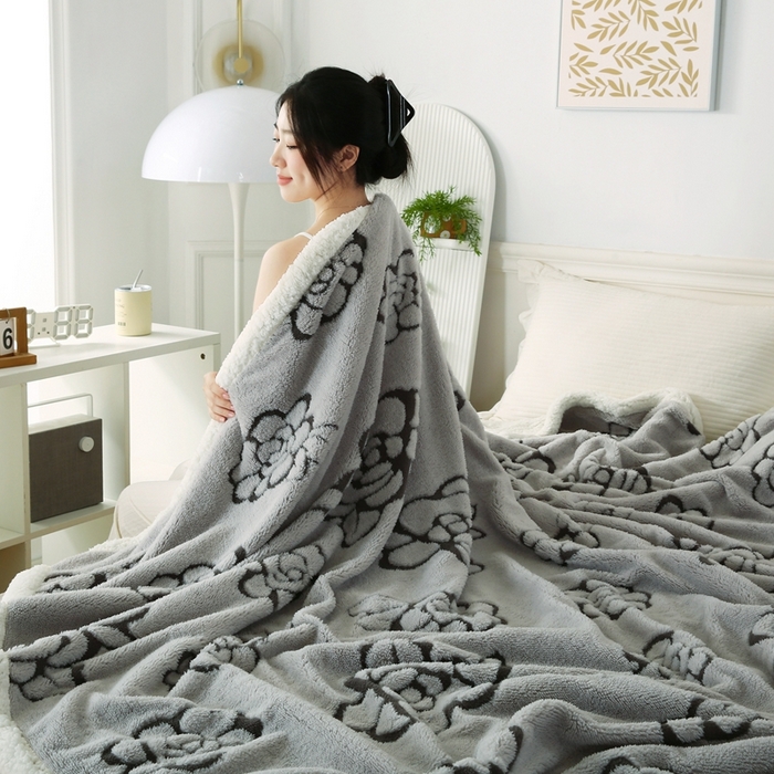 91家纺网 家纺一手货源 找家纺 巴木赫 2024新款提花朵朵绒双层羊羔绒毯 浅灰