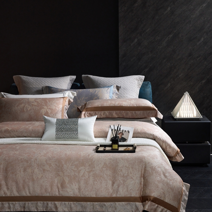 91家纺网 家纺一手货源 找家纺 榻尚家居 2024新款贡缎匹马棉色织大提花四件套 摩洛哥花园 香槟