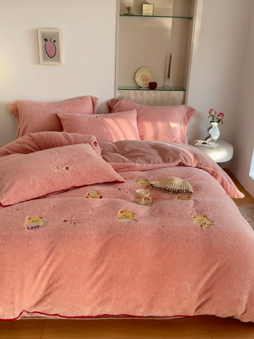 91家纺网 家纺一手货源 找家纺 秀色家纺 2025新款卡通风可爱少女心绵羊绒牛奶绒四件套加厚保暖秋冬季法兰绒刺绣被套 黄油小熊