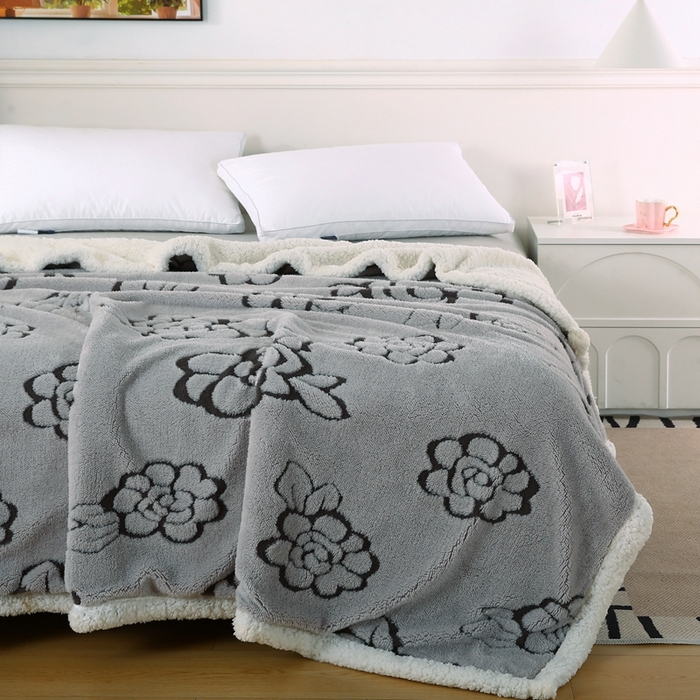 91家纺网 家纺一手货源 找家纺 巴木赫 2024新款提花朵朵绒双层羊羔绒毯 浅灰