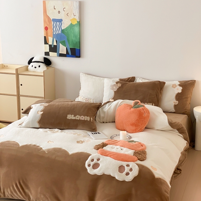 91家纺网 家纺一手货源 找家纺 朗莎家纺 2024新款230g高克重贴布绣牛奶绒四件套 萍果狗