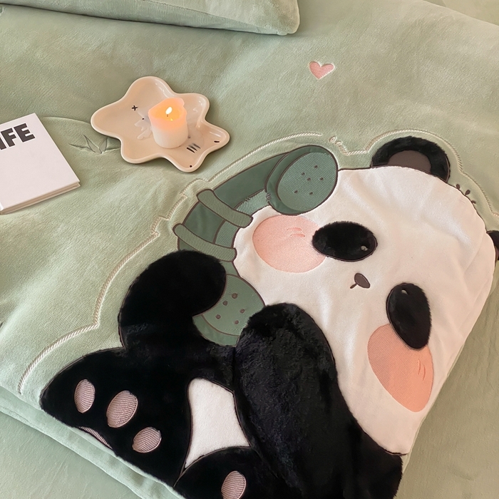 91家纺网 家纺一手货源 找家纺 朗莎家纺 2024新款230g高克重贴布绣牛奶绒四件套 喜宝熊猫