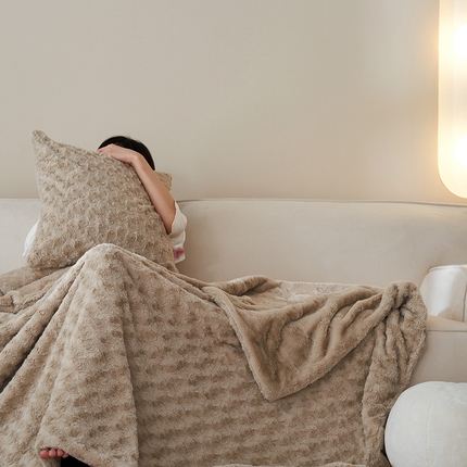 91家纺网 家纺一手货源 找家纺 秀色家纺 2025新款A类双面300g兔毛加厚冬季盖毯沙发毯子办公室午睡小绒毯 朵拉杏花粉