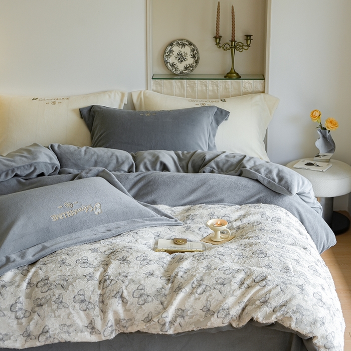 91家纺网 家纺一手货源 找家纺 秀色家纺 2025新款轻奢高级感牛奶绒床上四件套提花蝴蝶流苏保暖被套秋冬季加厚 蝴蝶飞-高级灰