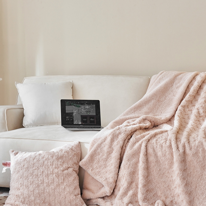 91家纺网 家纺一手货源 找家纺 秀色家纺 2025新款A类双面300g兔毛加厚冬季盖毯沙发毯子办公室午睡小绒毯 朵拉杏花粉