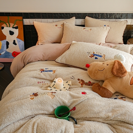 91家纺网 家纺一手货源 找家纺 秀色家纺 2025新款卡通风可爱少女心绵羊绒牛奶绒四件套加厚保暖秋冬季法兰绒刺绣被套 快乐一家