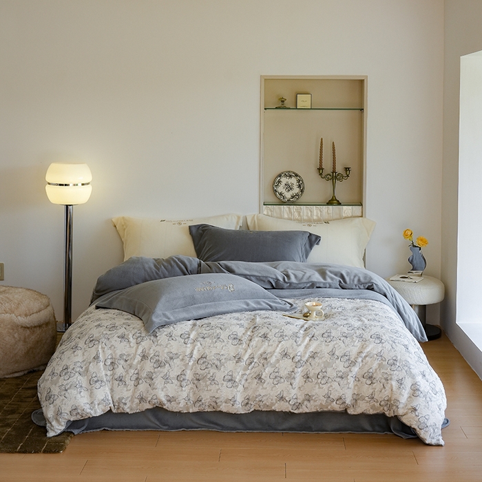 91家纺网 家纺一手货源 找家纺 秀色家纺 2025新款轻奢高级感牛奶绒床上四件套提花蝴蝶流苏保暖被套秋冬季加厚 蝴蝶飞-高级灰