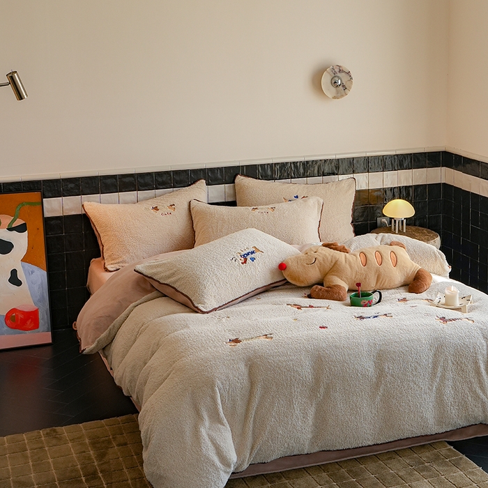 91家纺网 家纺一手货源 找家纺 秀色家纺 2025新款卡通风可爱少女心绵羊绒牛奶绒四件套加厚保暖秋冬季法兰绒刺绣被套 腊肠Dog