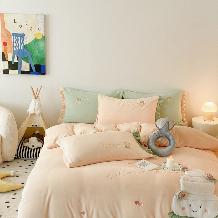 91家纺网 家纺一手货源 找家纺 朗莎家纺 2024新款230g高克重贴布绣牛奶绒四件套 玫瑰蛋糕