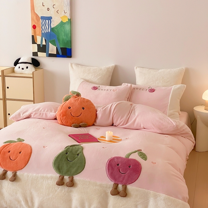 91家纺网 家纺一手货源 找家纺 朗莎家纺 2024新款230g高克重贴布绣牛奶绒四件套 水果派对