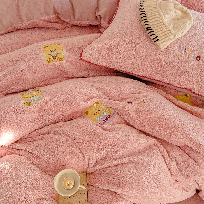 91家纺网 家纺一手货源 找家纺 秀色家纺 2025新款卡通风可爱少女心绵羊绒牛奶绒四件套加厚保暖秋冬季法兰绒刺绣被套 黄油小熊