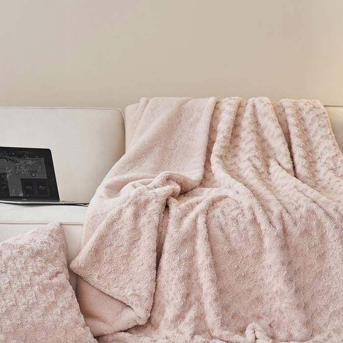 91家纺网 家纺一手货源 找家纺 秀色家纺 2025新款A类双面300g兔毛加厚冬季盖毯沙发毯子办公室午睡小绒毯 朵拉杏花粉