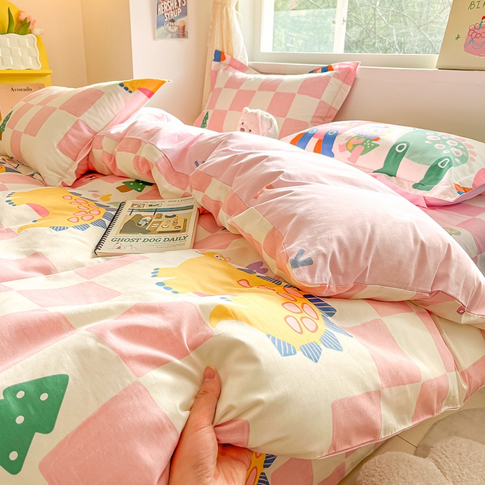 91家纺网 家纺一手货源 找家纺 绵庭家纺 2024新款全棉印花四件套 恐龙迎新会 红