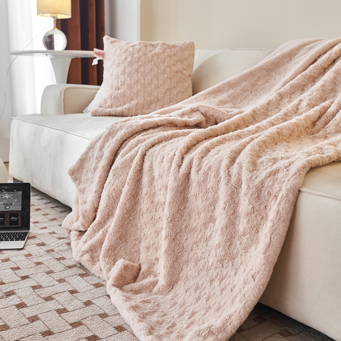 91家纺网 家纺一手货源 找家纺 秀色家纺 2025新款A类双面300g兔毛加厚冬季盖毯沙发毯子办公室午睡小绒毯 朵拉杏花粉