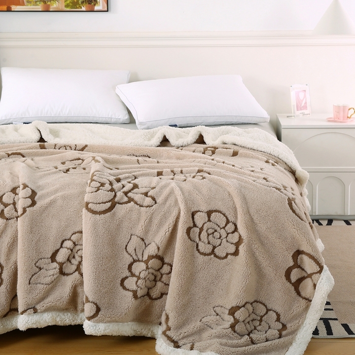 91家纺网 家纺一手货源 找家纺 巴木赫 2024新款提花朵朵绒双层羊羔绒毯 浅驼