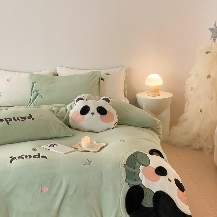 91家纺网 家纺一手货源 找家纺 朗莎家纺 2024新款230g高克重贴布绣牛奶绒四件套 喜宝熊猫