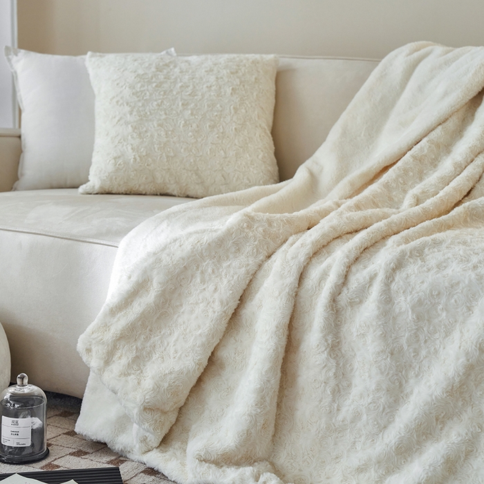 91家纺网 家纺一手货源 找家纺 秀色家纺 2025新款A类双面300g兔毛加厚冬季盖毯沙发毯子办公室午睡小绒毯 朵拉奶油白