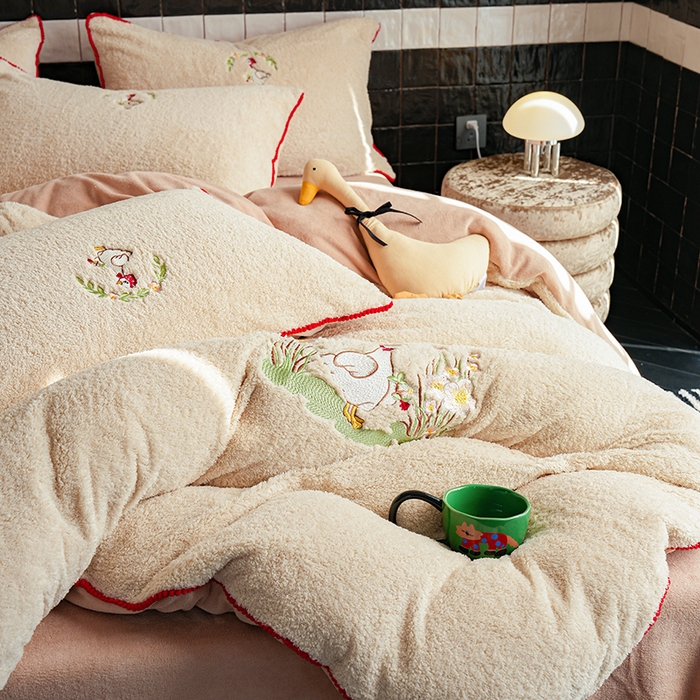 91家纺网 家纺一手货源 找家纺 秀色家纺 2025新款卡通风可爱少女心绵羊绒牛奶绒四件套加厚保暖秋冬季法兰绒刺绣被套 懒鹅