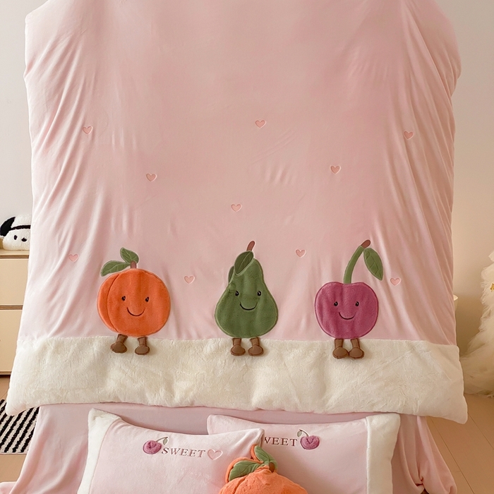 91家纺网 家纺一手货源 找家纺 朗莎家纺 2024新款230g高克重贴布绣牛奶绒四件套 水果派对