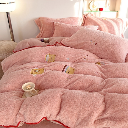 91家纺网 家纺一手货源 找家纺 秀色家纺 2025新款卡通风可爱少女心绵羊绒牛奶绒四件套加厚保暖秋冬季法兰绒刺绣被套 快乐一家