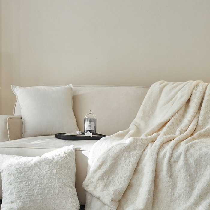 91家纺网 家纺一手货源 找家纺 秀色家纺 2025新款A类双面300g兔毛加厚冬季盖毯沙发毯子办公室午睡小绒毯 朵拉奶油白