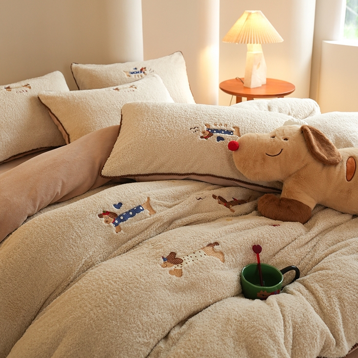 91家纺网 家纺一手货源 找家纺 秀色家纺 2025新款少女心高克重绵羊绒牛奶绒床上四件套冬季毛巾绣被套原创卡通ins风 腊肠Dog