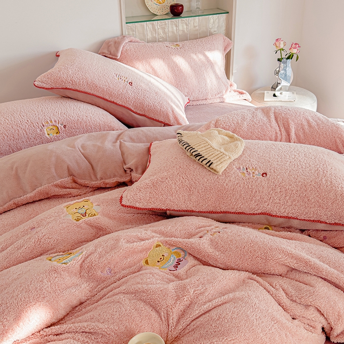91家纺网 家纺一手货源 找家纺 秀色家纺 2025新款卡通风可爱少女心绵羊绒牛奶绒四件套加厚保暖秋冬季法兰绒刺绣被套 黄油小熊