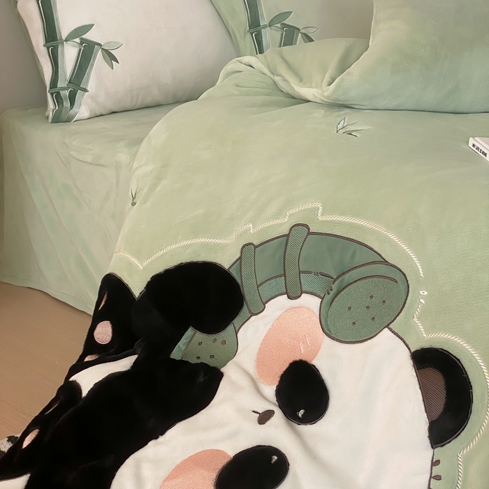 91家纺网 家纺一手货源 找家纺 朗莎家纺 2024新款230g高克重贴布绣牛奶绒四件套 喜宝熊猫