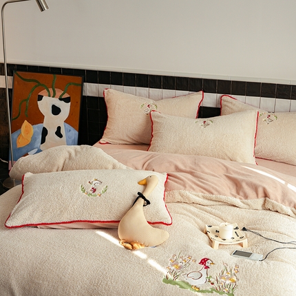 91家纺网 家纺一手货源 找家纺 秀色家纺 2025新款卡通风可爱少女心绵羊绒牛奶绒四件套加厚保暖秋冬季法兰绒刺绣被套 快乐一家