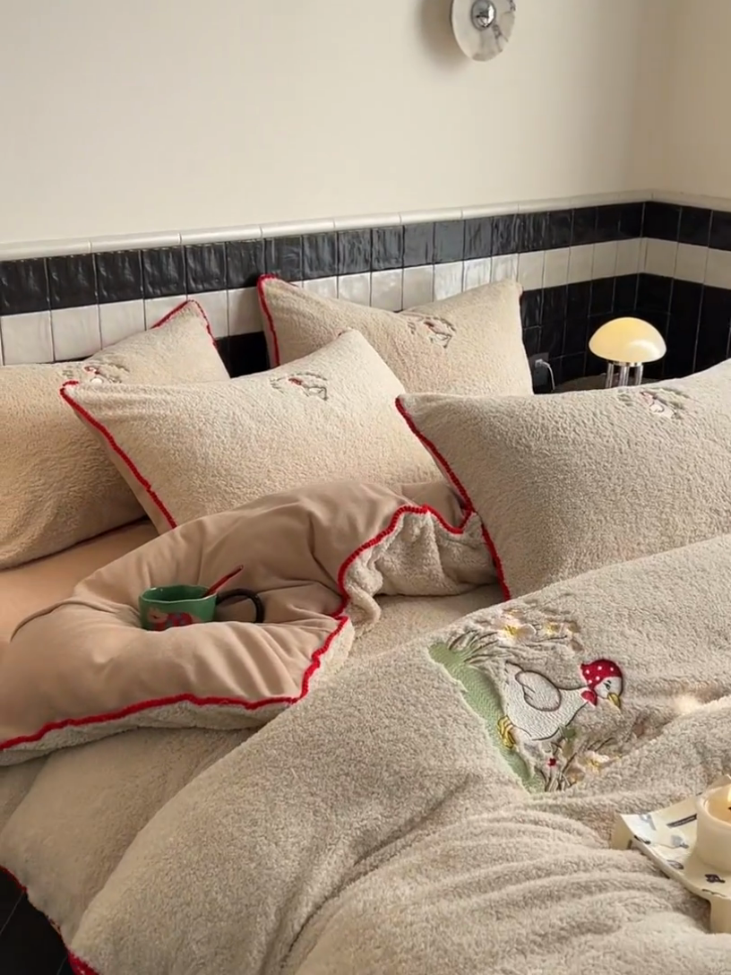 91家纺网 家纺一手货源 找家纺 秀色家纺 2025新款卡通风可爱少女心绵羊绒牛奶绒四件套加厚保暖秋冬季法兰绒刺绣被套 腊肠Dog