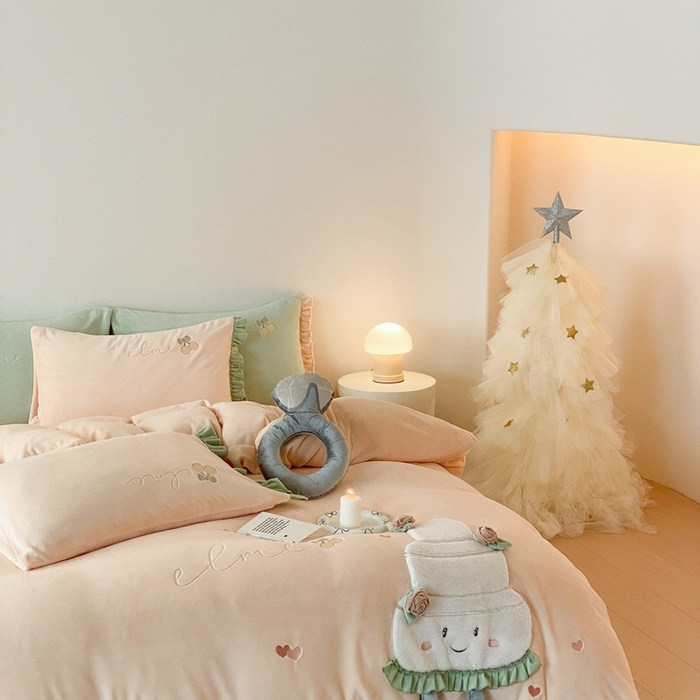 91家纺网 家纺一手货源 找家纺 朗莎家纺 2024新款230g高克重贴布绣牛奶绒四件套 玫瑰蛋糕